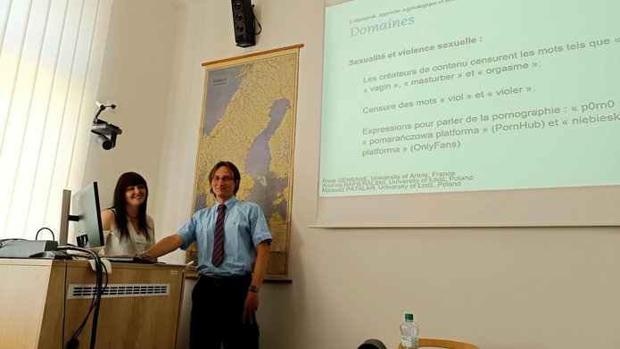 dr Anne Gensane i dr Andrzej Napieralski podczas wystąpienia na Uniwersytecie Karola w Pradze